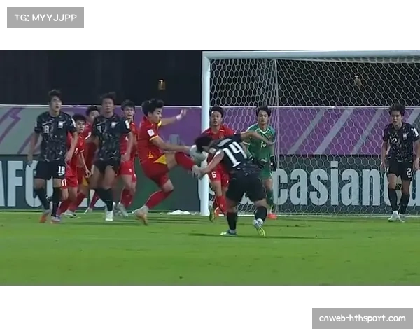 争议瞬间:主裁观看VAR五分钟,最终取消点球判罚 争议瞬间:主裁观看VAR五分钟,最终取消点球判罚